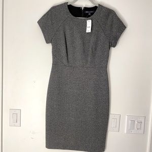 Brooks brothers. size 6. fitted. knee length. Slight stretch. Very flattering.